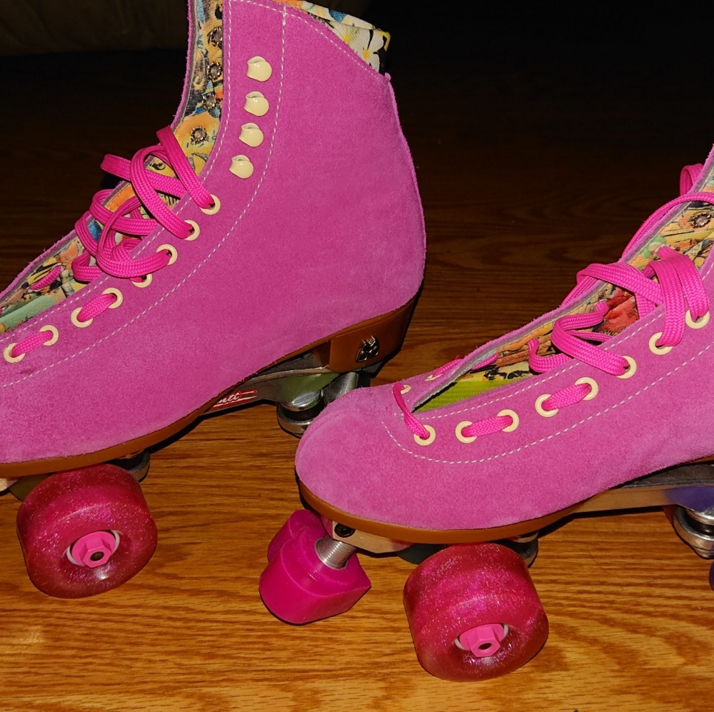 Size 8 Fuchsia moxi lolly roller-skates